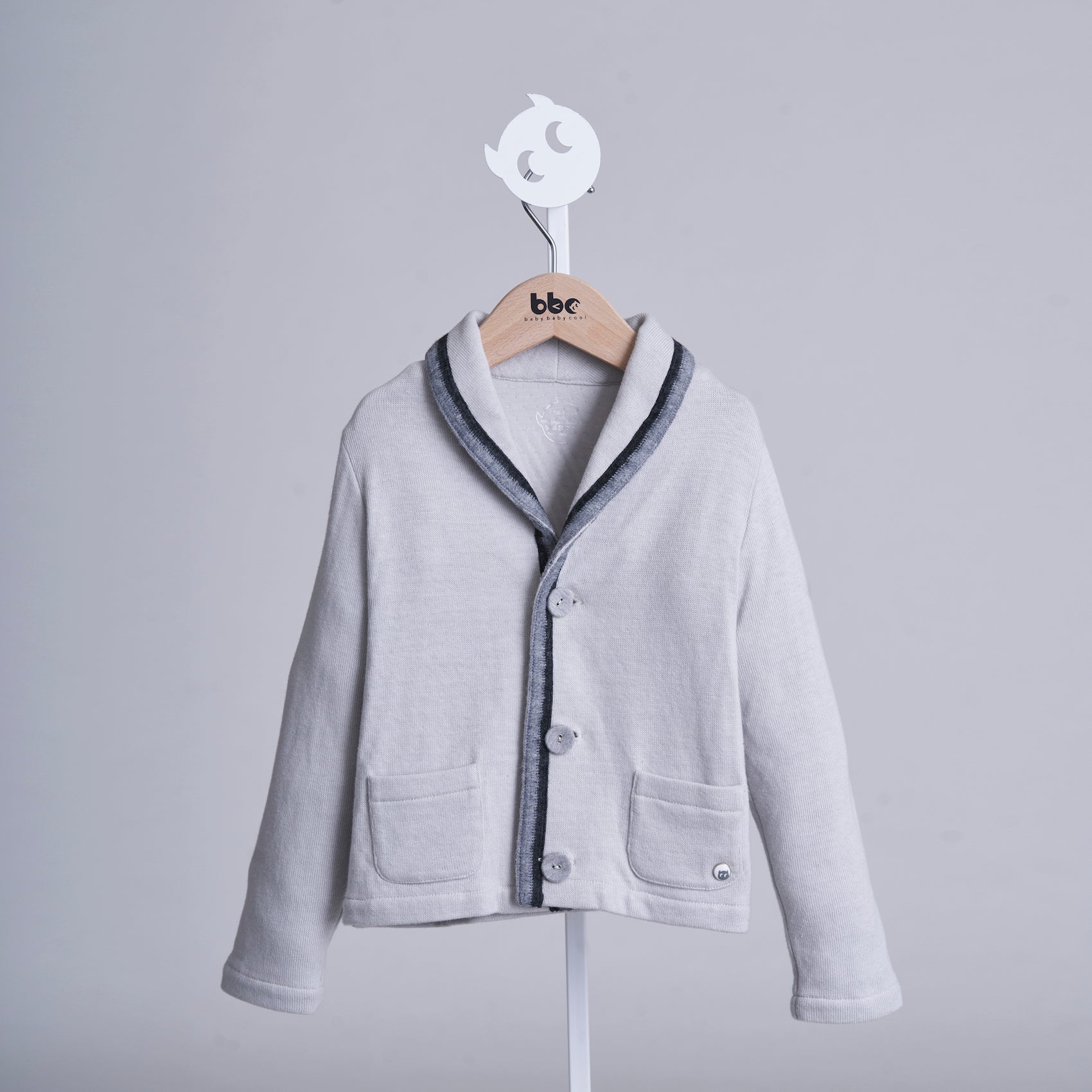 小さな紳士のカーディガン