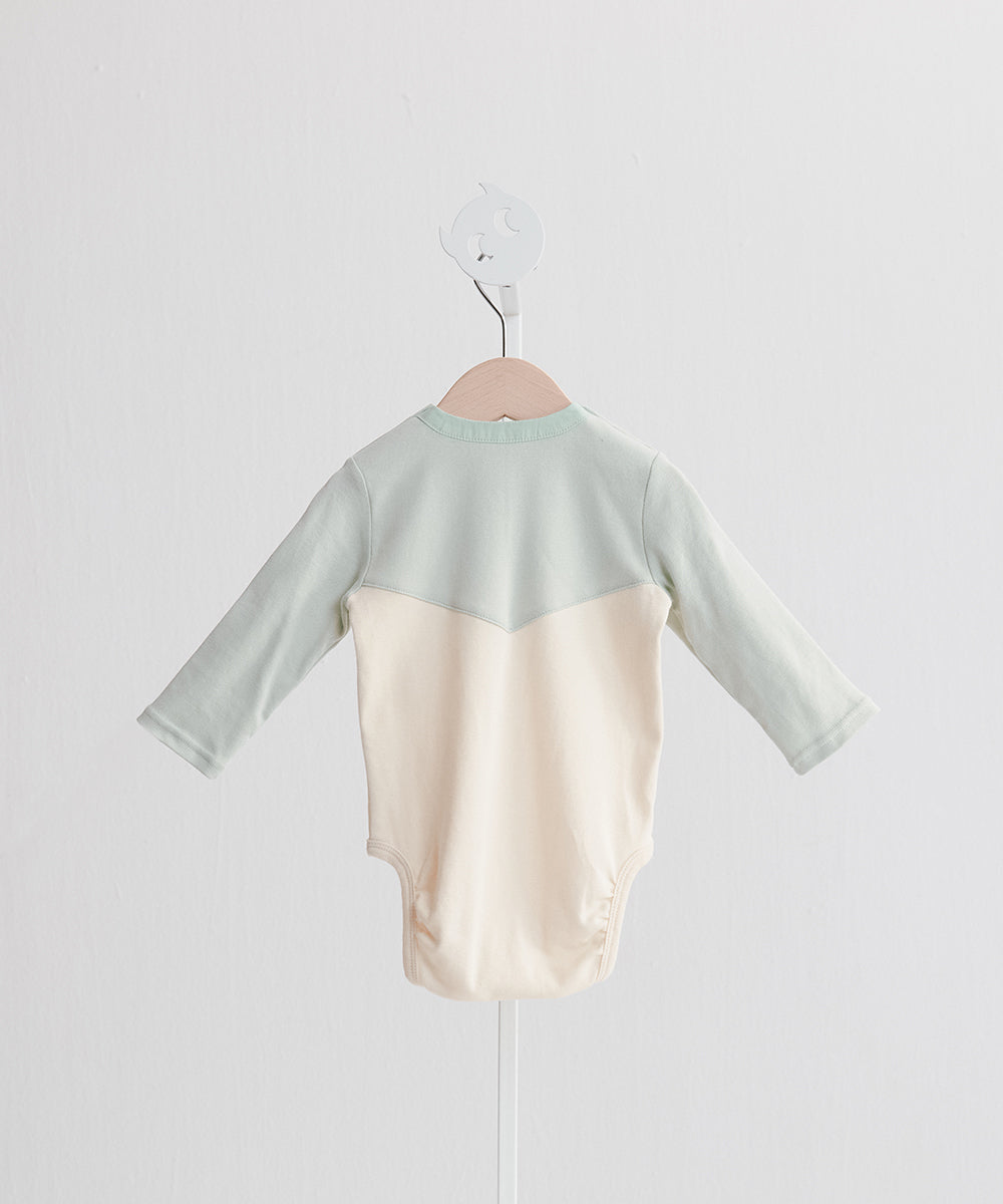 ツートンカラー蝶ネクタイロンパース