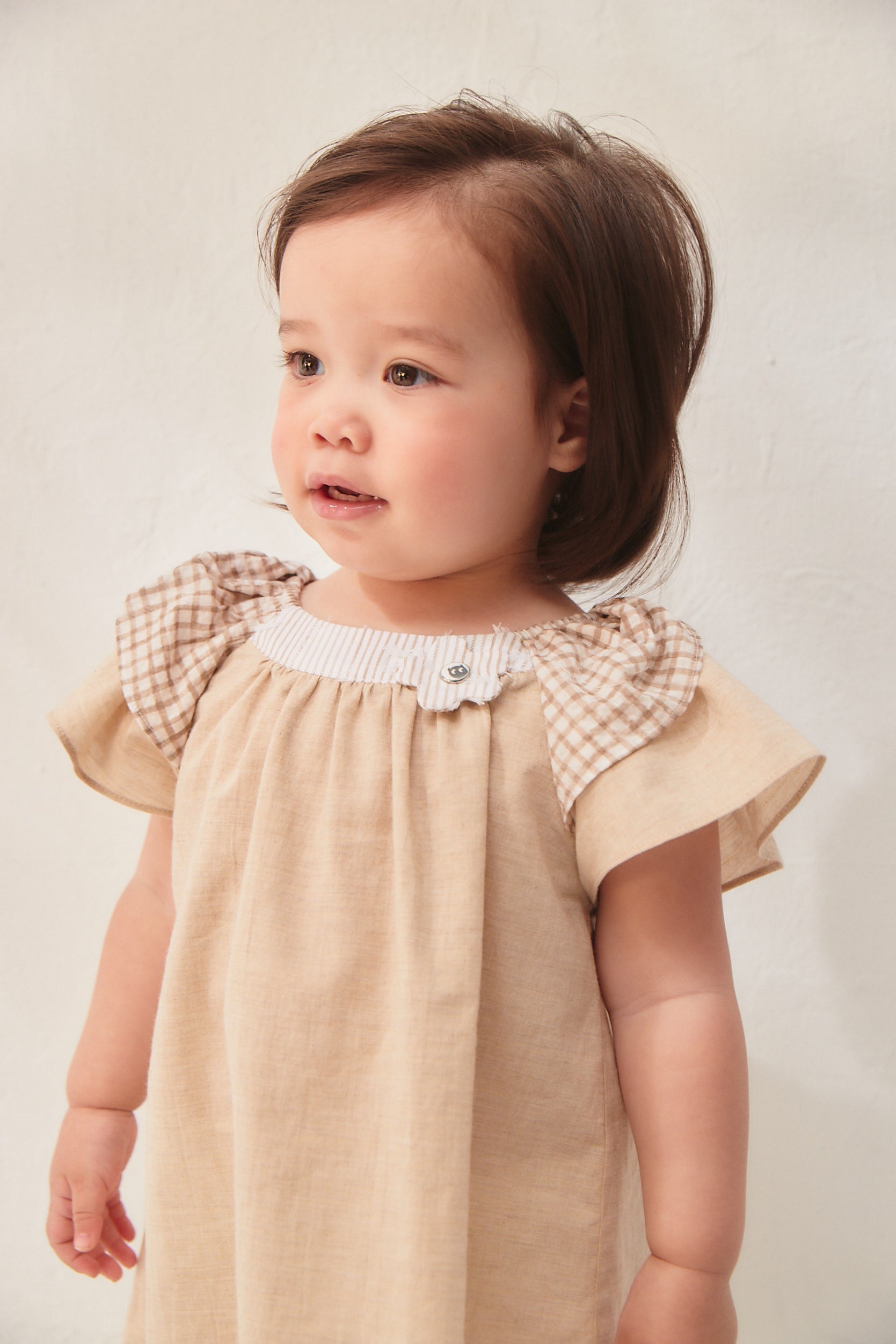 Main コレクション:Vichy - ヴィシー花型ブローチ付きフリルスリーブワンピース