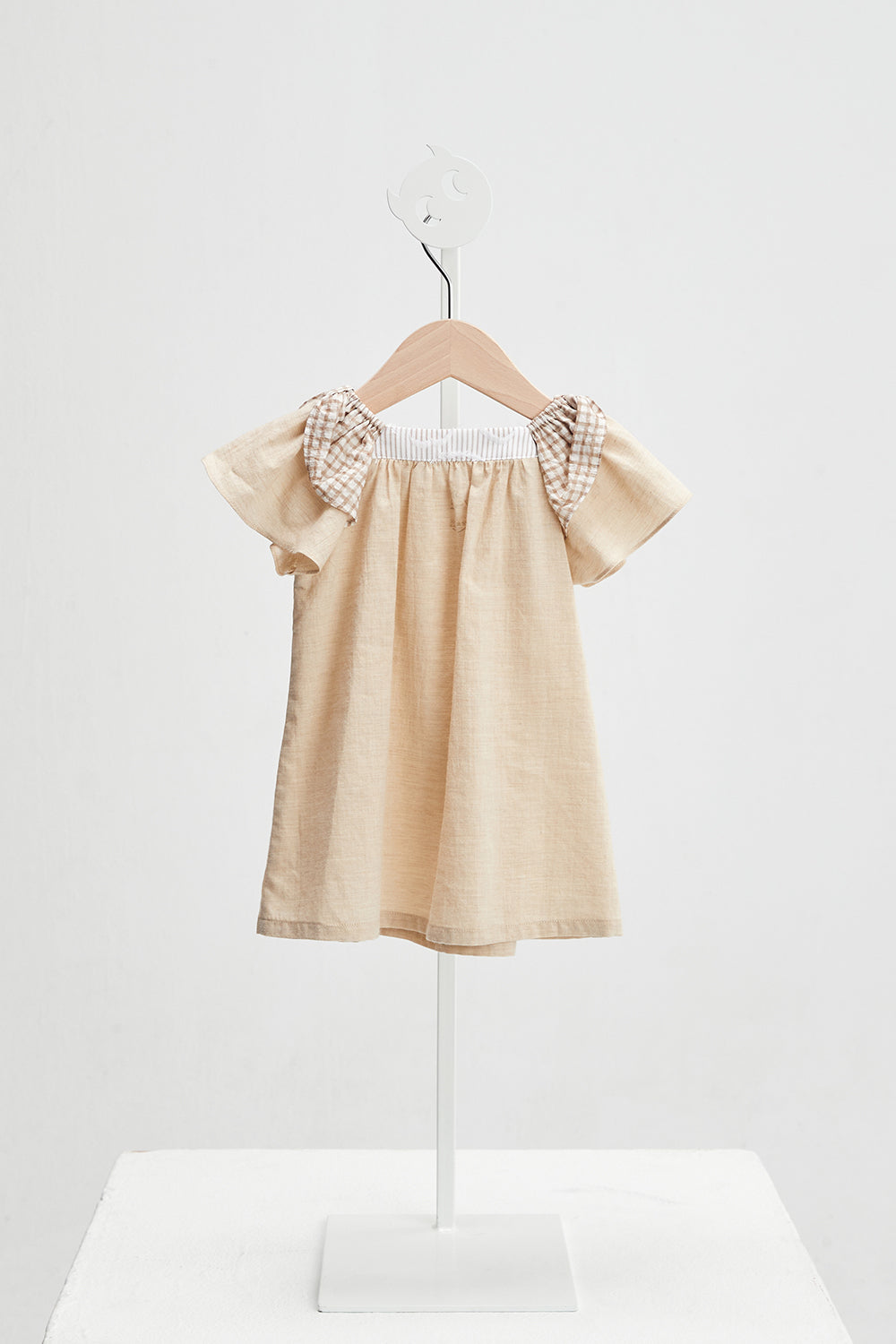 Main コレクション:Vichy - ヴィシー花型ブローチ付きフリルスリーブワンピース
