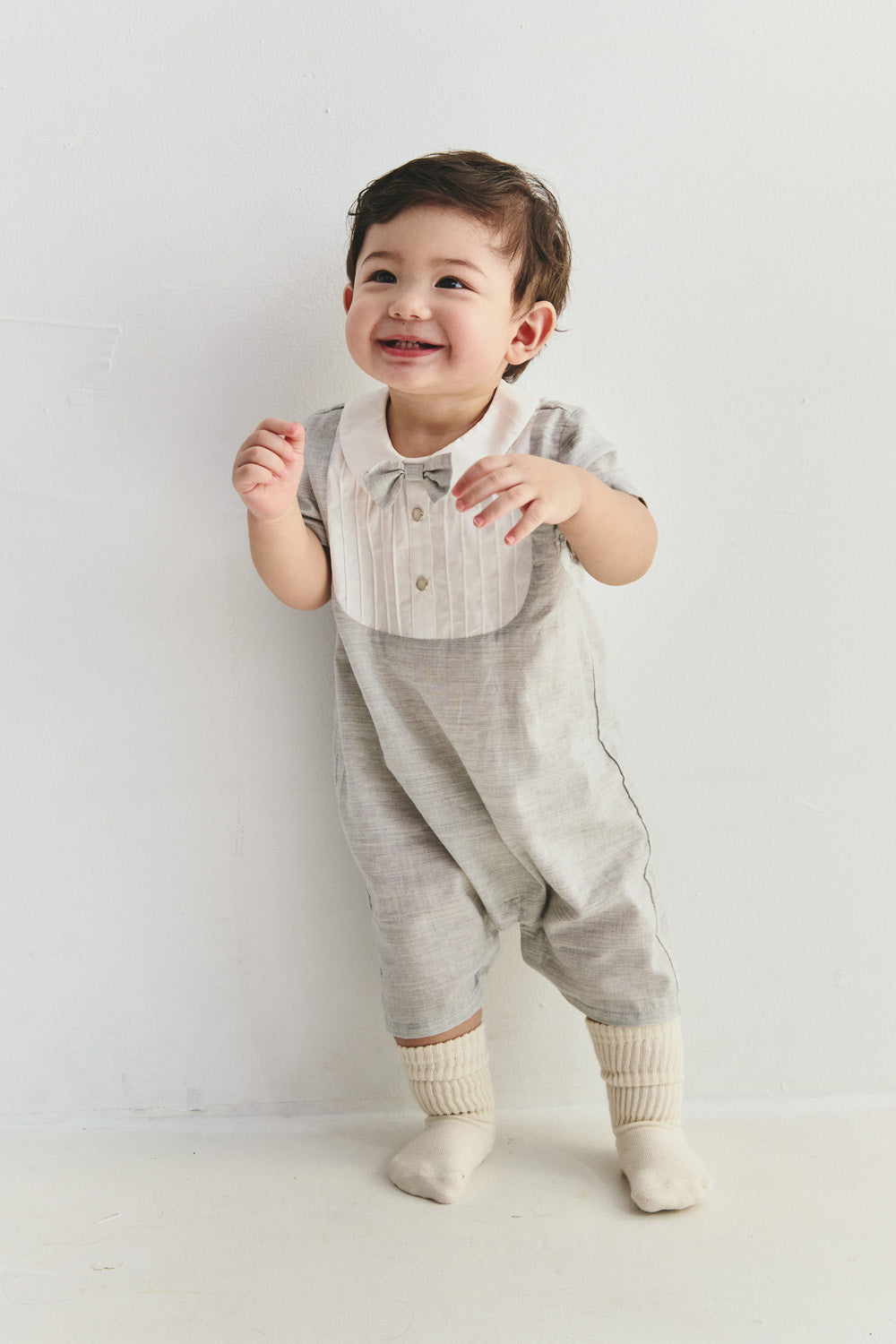 【予約商品】Main コレクション:Junior Classic ピンタックテーラードカラー ベビーロンパース
