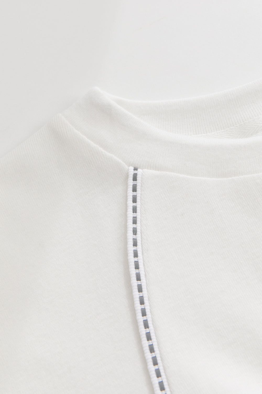 【予約商品】Main コレクション:Clean Cut ラインデザインロゴTシャツ