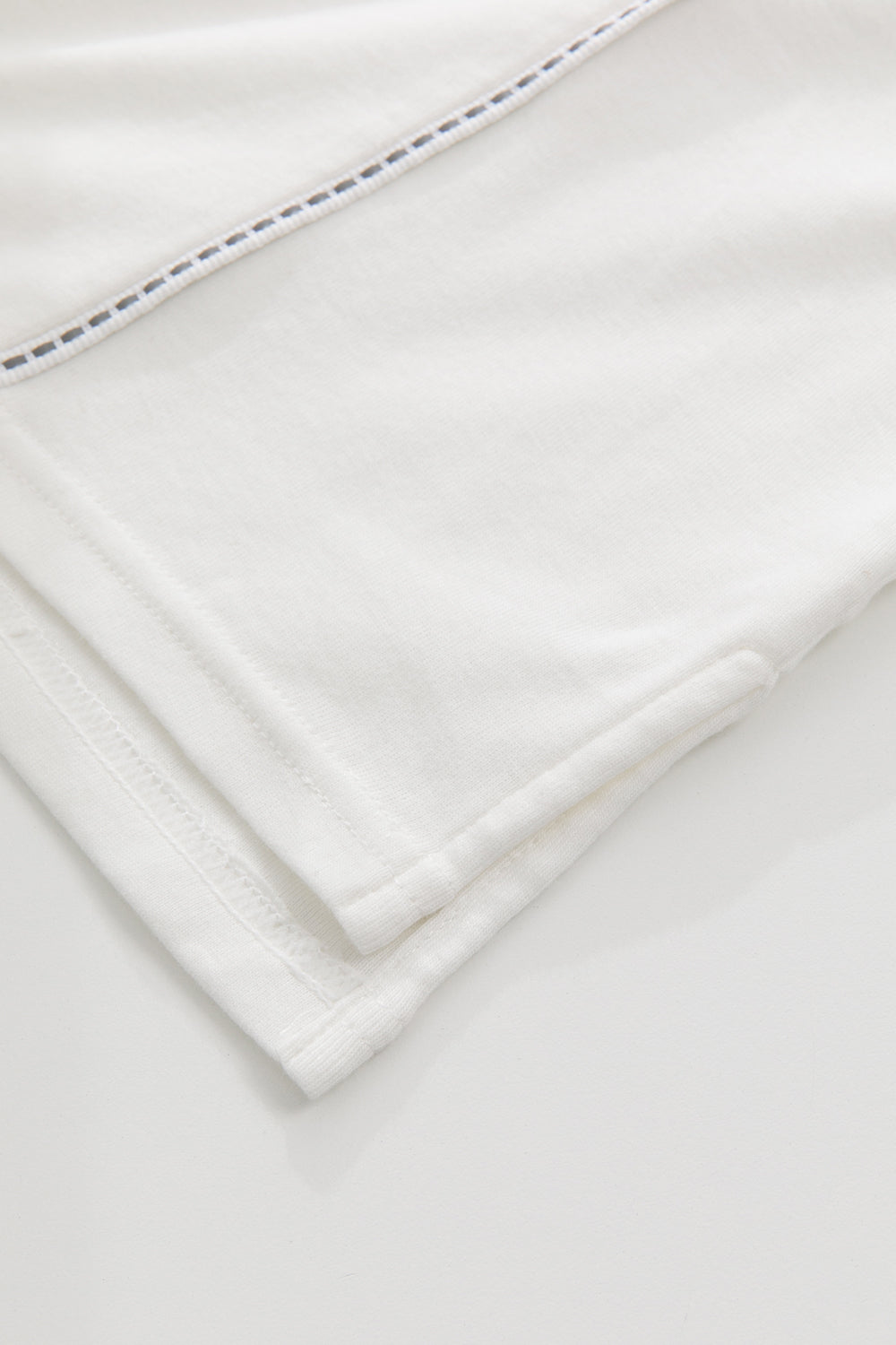 【予約商品】Main コレクション:Clean Cut ラインデザインロゴTシャツ