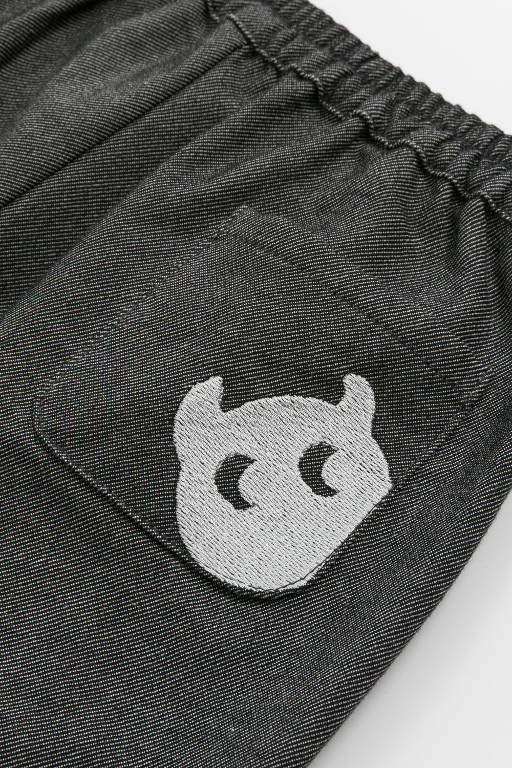 【予約商品】Mainコレクション:Peekaboo刺繍カーブパンツ