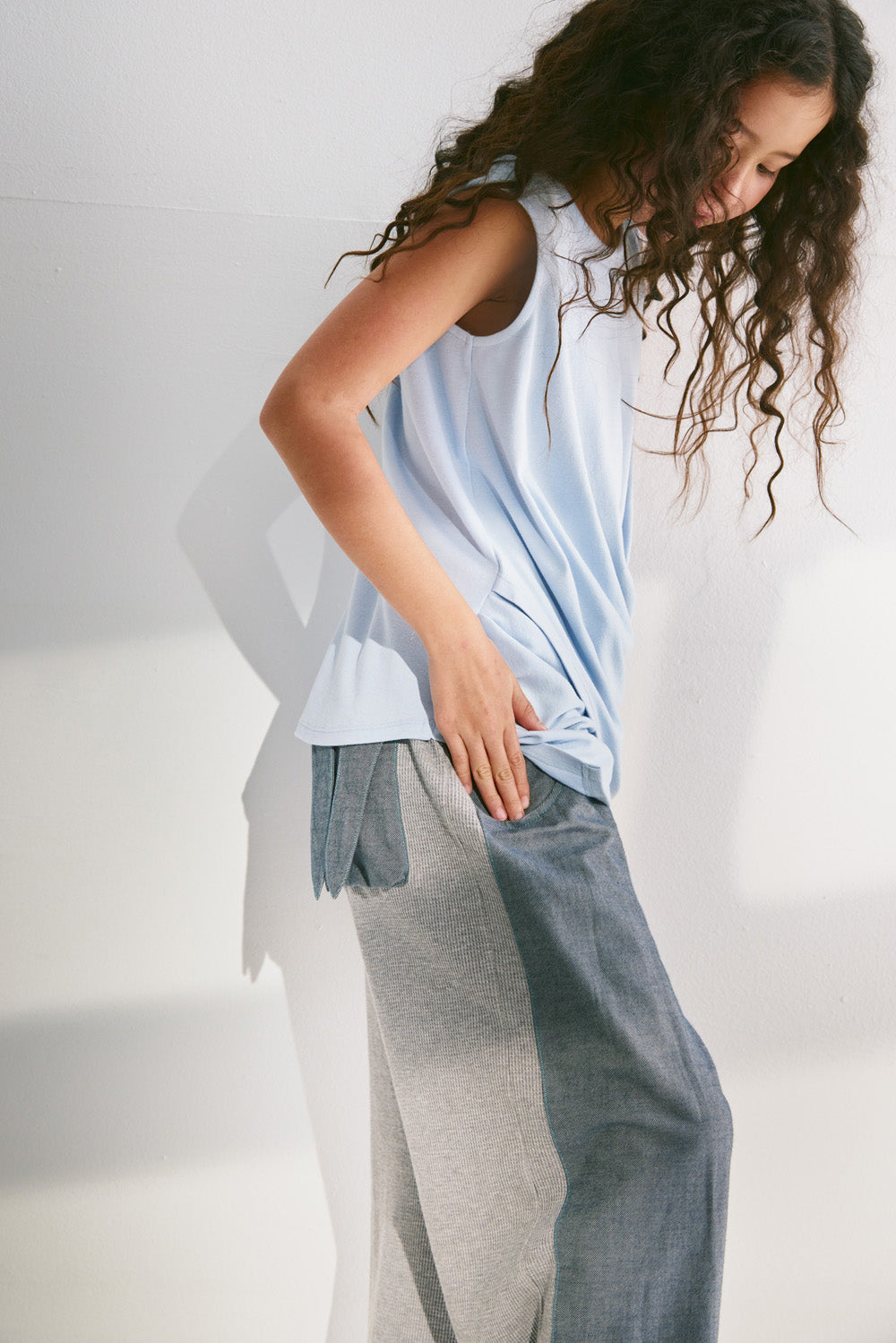 【予約商品】Main コレクション ：Floating Layer ツイストノースリーブトップス