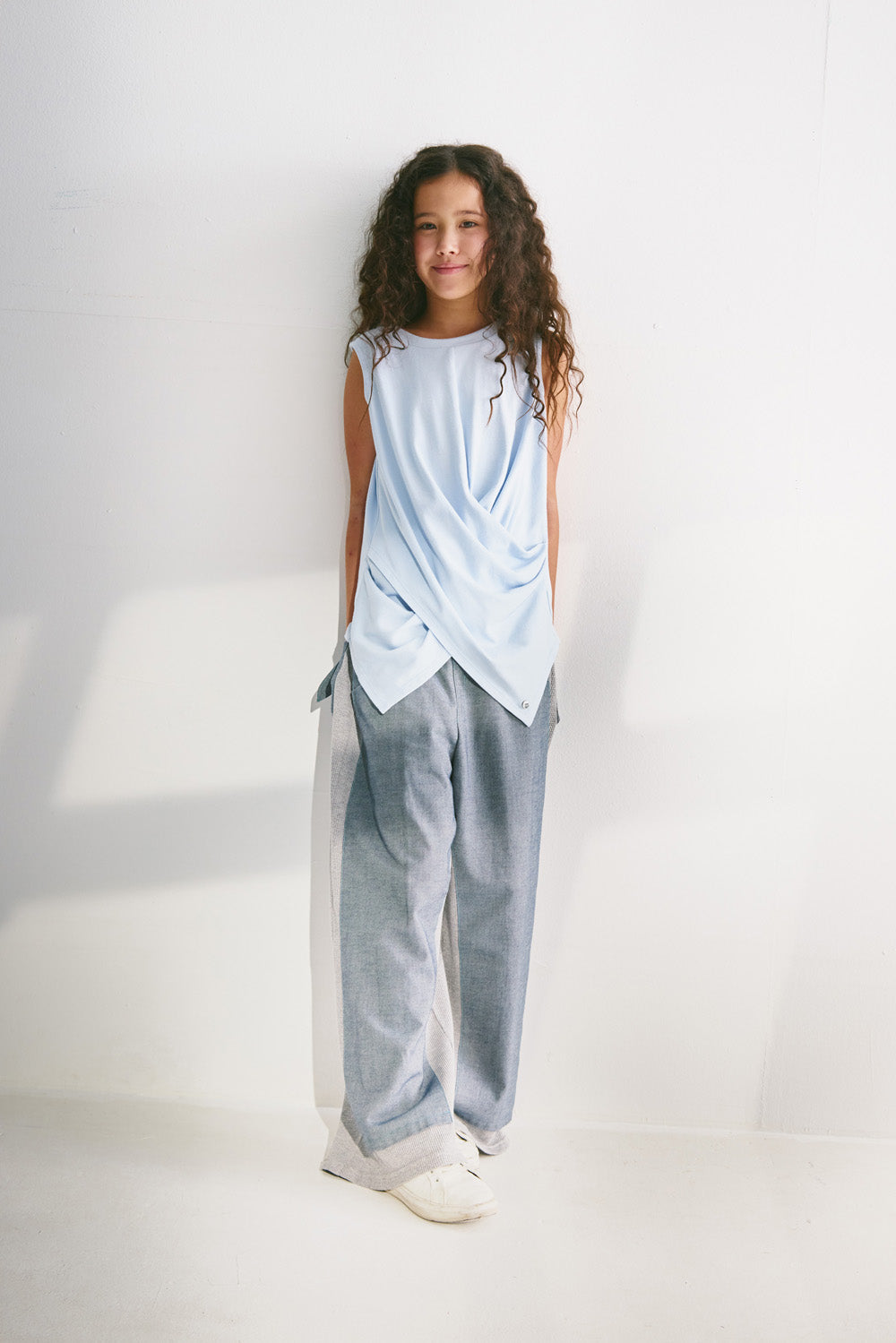 【予約商品】Main コレクション ：Floating Layer ツイストノースリーブトップス