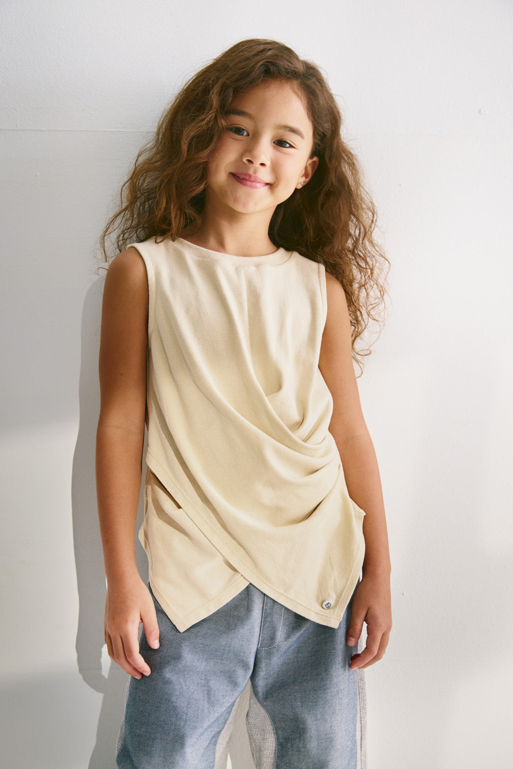 【予約商品】Main コレクション ：Floating Layer ツイストノースリーブトップス