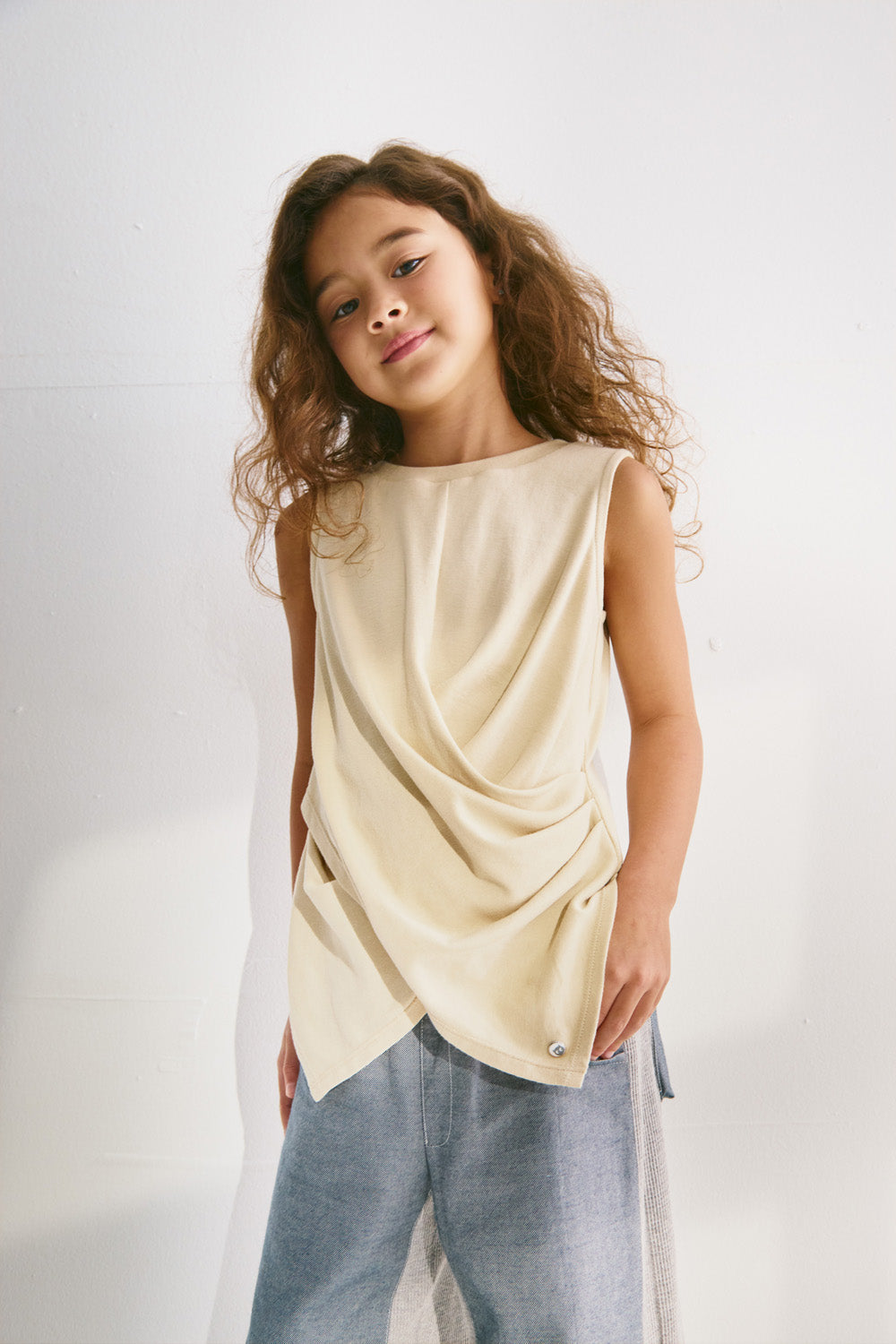 【予約商品】Main コレクション ：Floating Layer ツイストノースリーブトップス
