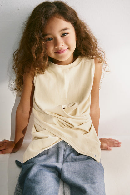【予約商品】Main コレクション ：Floating Layer ツイストノースリーブトップス
