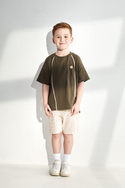 【予約商品】Main コレクション：Clean Cut ラインデザインロゴTシャツ