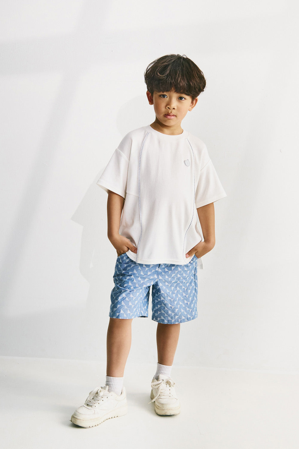 【予約商品】Main コレクション：Clean Cut ラインデザインロゴTシャツ