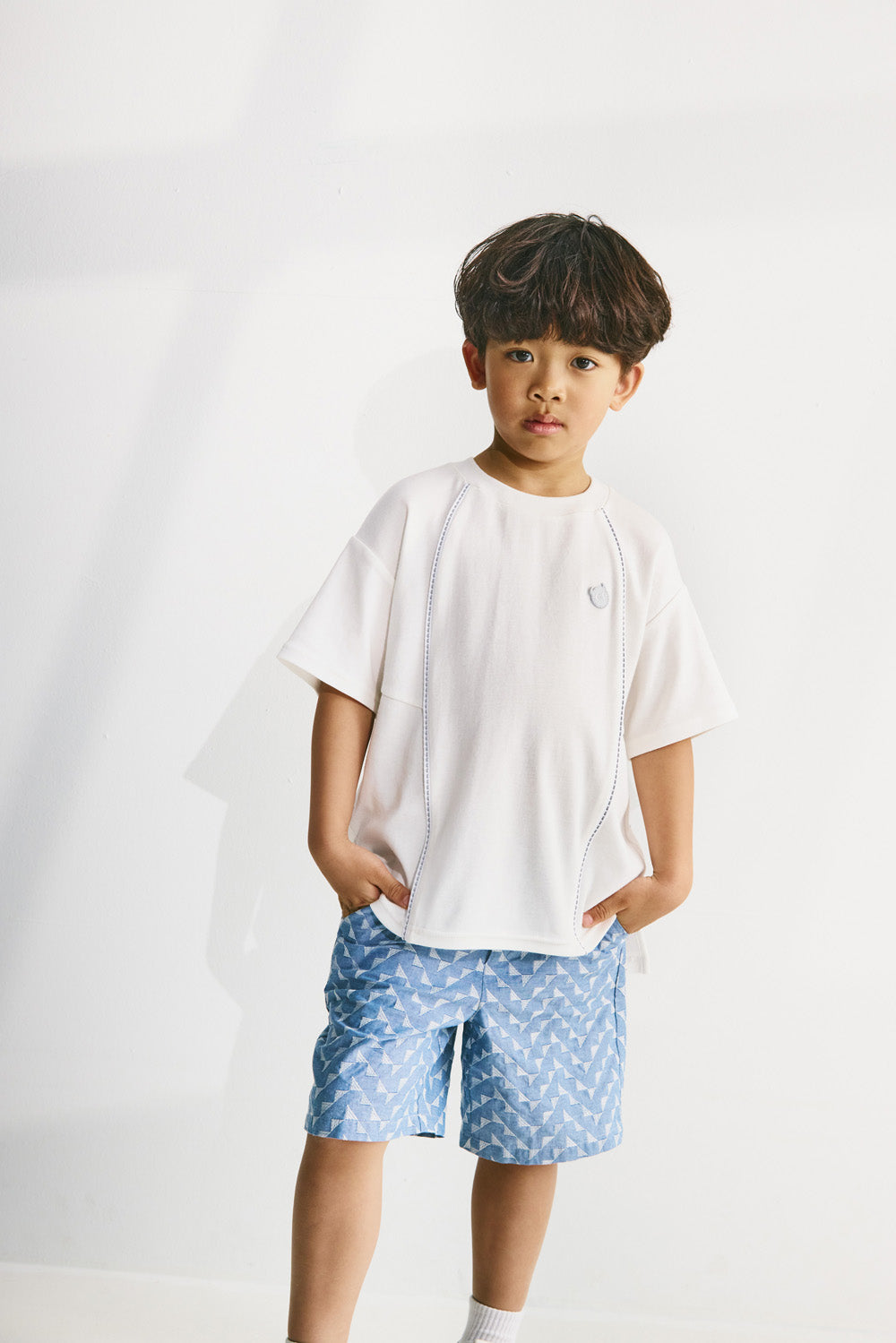 【予約商品】Main コレクション：Clean Cut ラインデザインロゴTシャツ