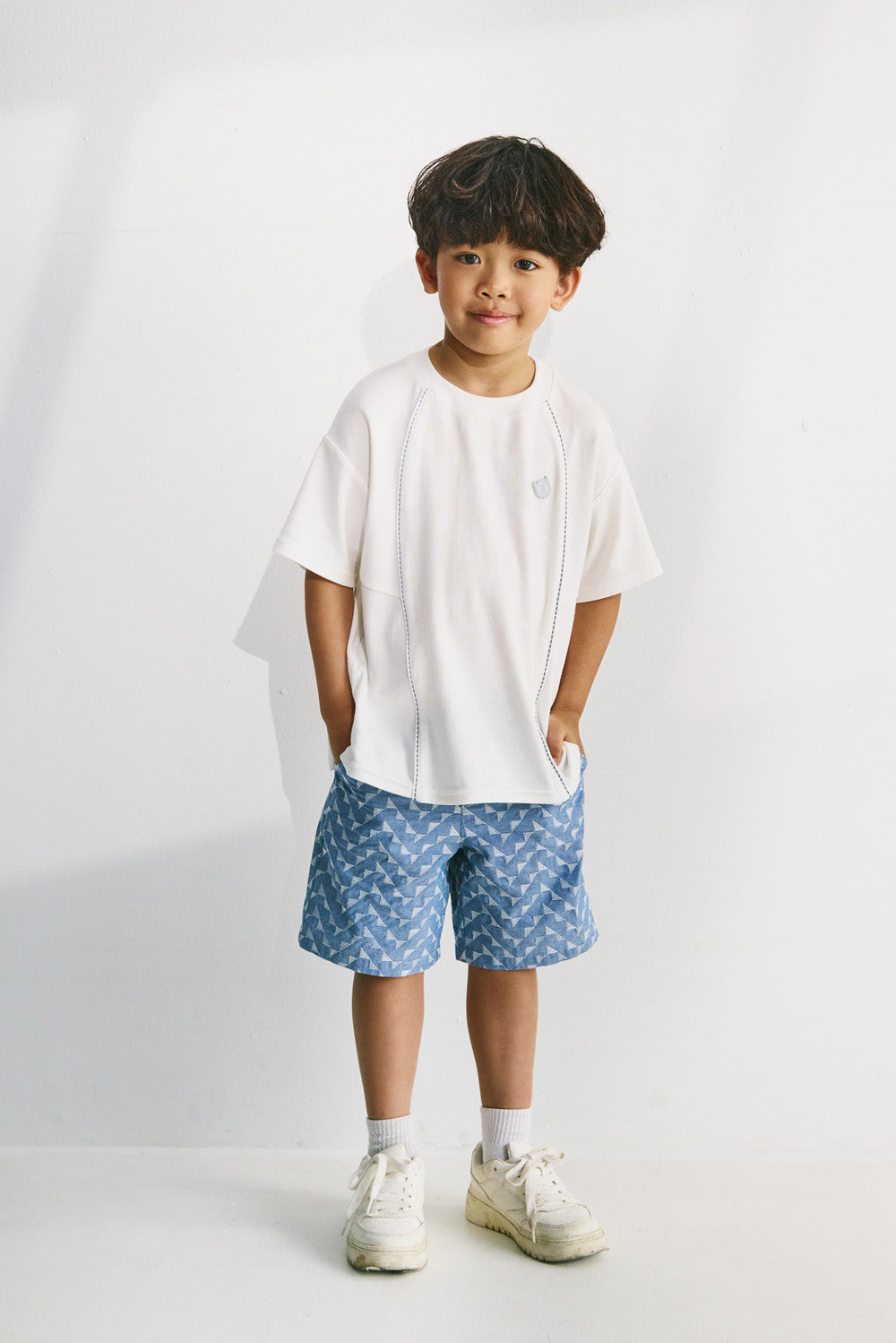 【予約商品】Main コレクション：Clean Cut ラインデザインロゴTシャツ