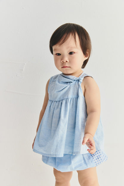 【予約商品】Main コレクション：Flutter ツイストノースリーブトップス