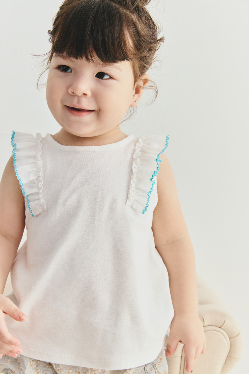 【予約商品】Main コレクション： Aurore フリルノースリーブトップス