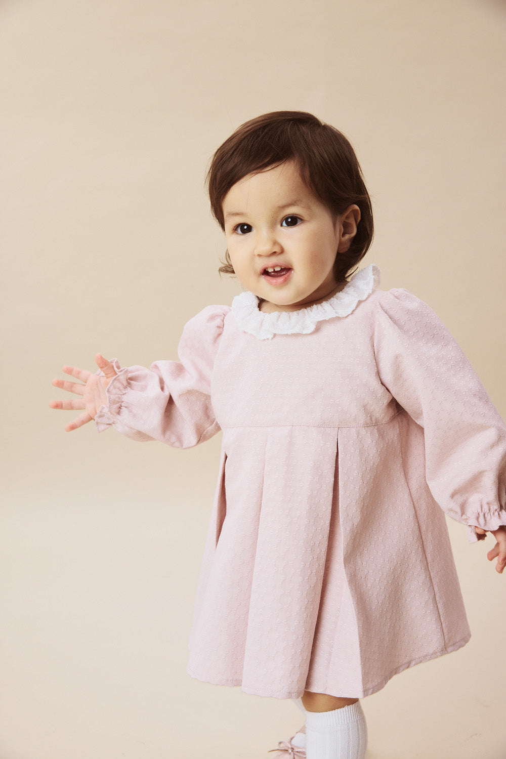 【予約商品】Luxuryコレクション：Rosalie リボン柄ジャカード フリルカラー ボックスプリーツ ドレスロンパース