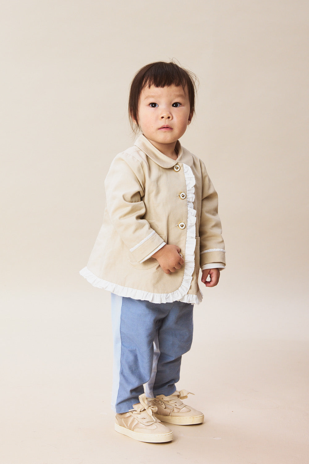 【予約商品】Mainコレクション：Elsie ラウンドカラー フリル切替 オーガニックコットン長袖ジャケット