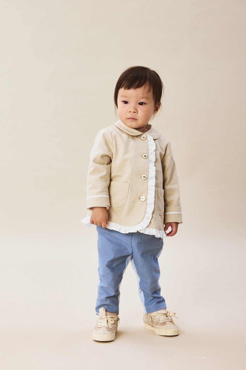 【予約商品】Mainコレクション：Elsie ラウンドカラー フリル切替 オーガニックコットン長袖ジャケット