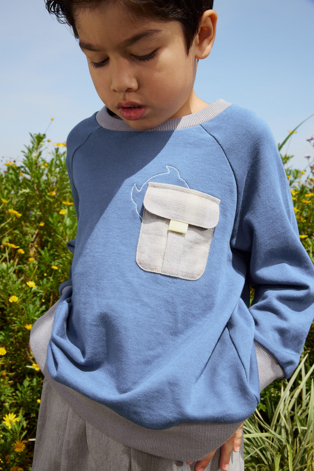 【予約商品】Mainコレクション：Finn スポーティー ポケット刺繍 オーガニックコットン長袖トップス