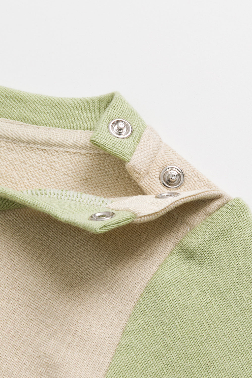 【予約商品】Mainコレクション：Peek-A-Boo ウサギ刺繍 ビッグポケット ショルダーボタン長袖トップス