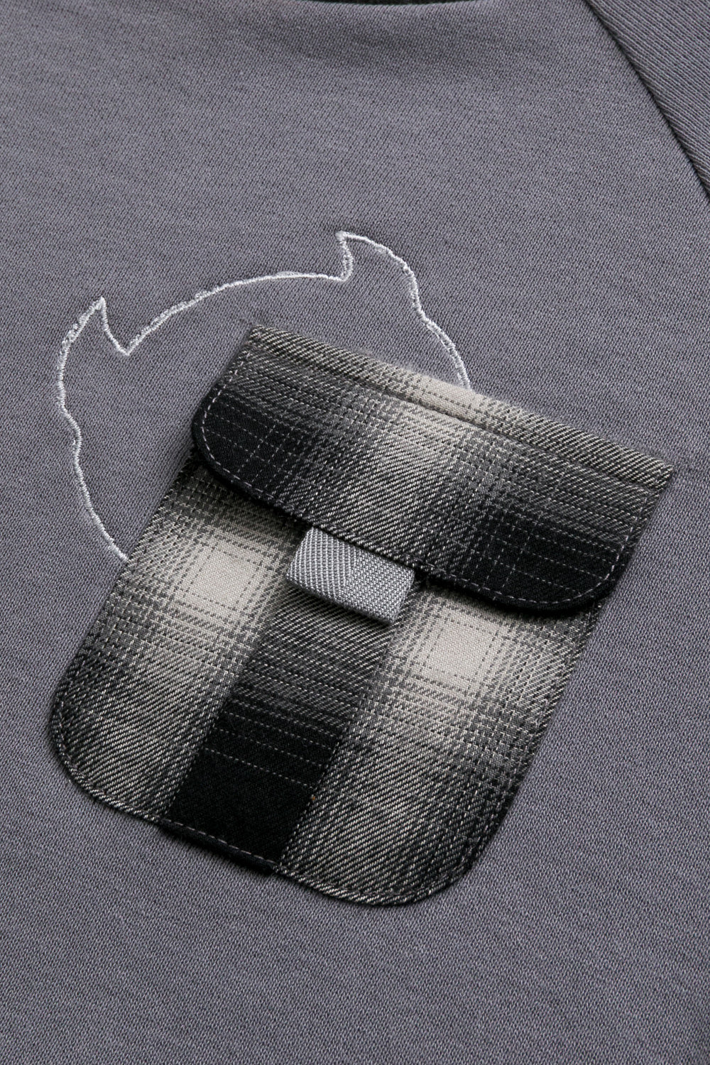 【予約商品】Mainコレクション：Finn スポーティー ポケット刺繍 オーガニックコットン長袖トップス