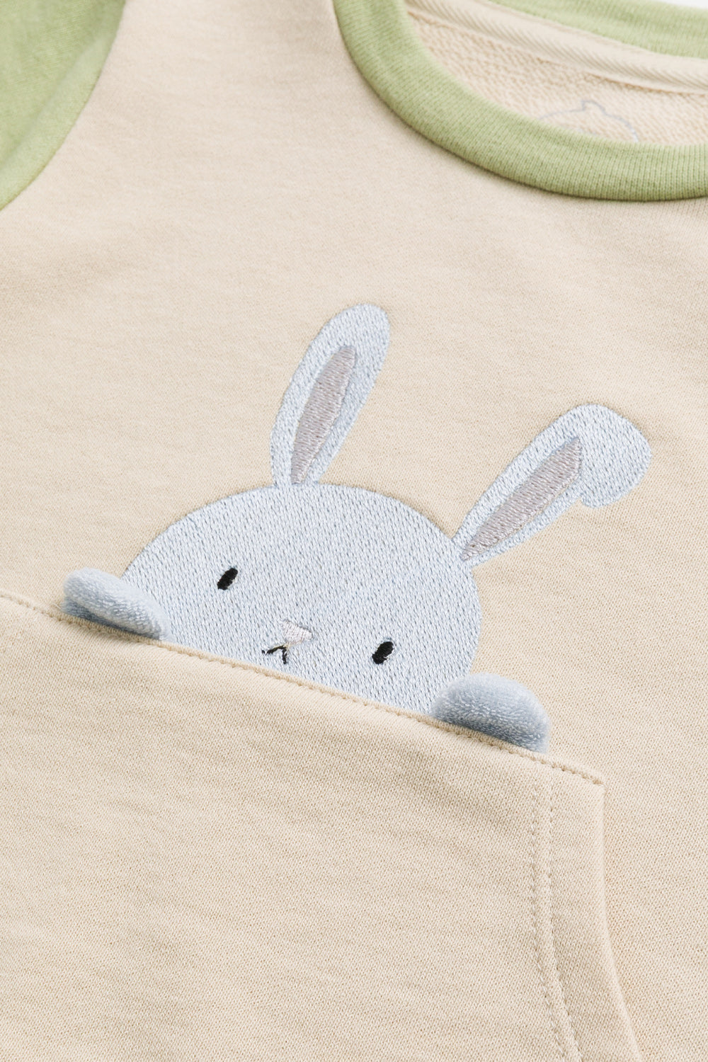 【予約商品】Mainコレクション：Peek-A-Boo ウサギ刺繍 ビッグポケット ショルダーボタン長袖トップス