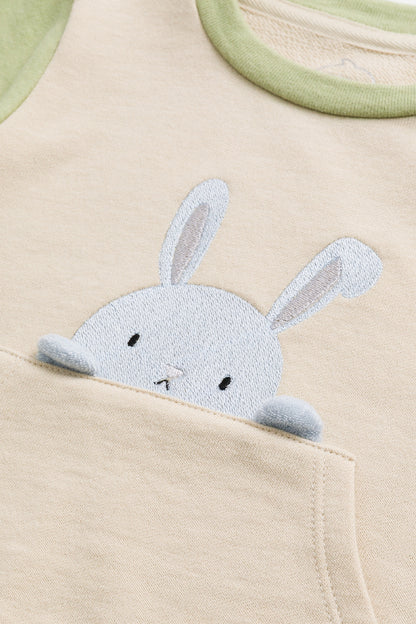 【予約商品】Mainコレクション：Peek-A-Boo ウサギ刺繍 ビッグポケット ショルダーボタン長袖トップス