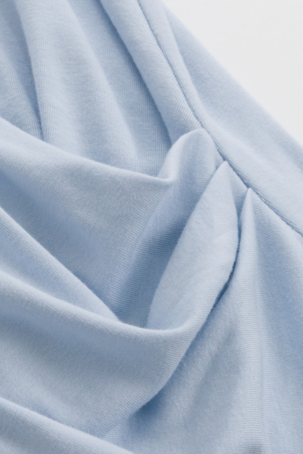 【予約商品】Main コレクション ：Floating Layer ツイストノースリーブトップス