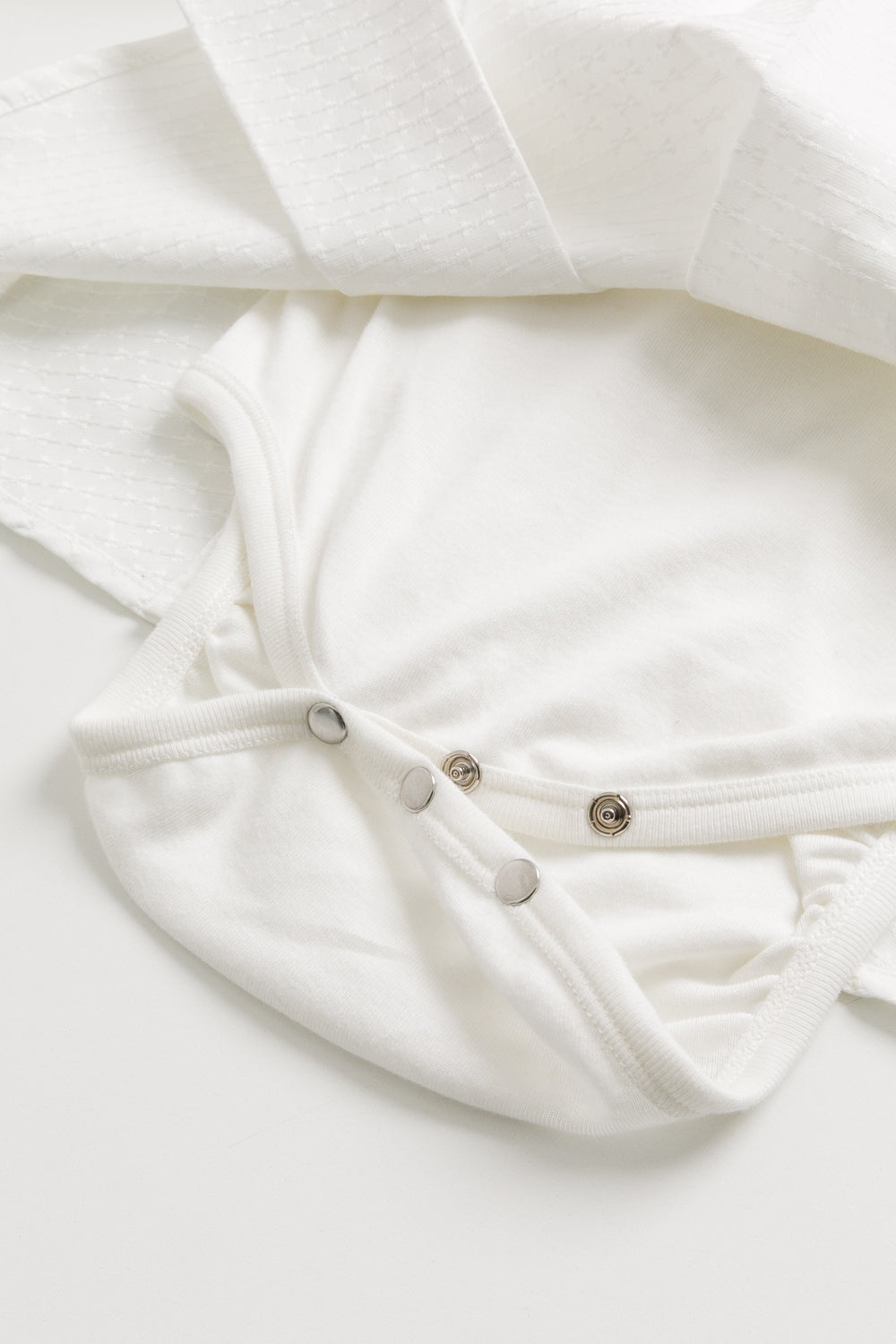 【予約商品】Luxuryコレクション：Rosalie リボン柄ジャカード フリルカラー ボックスプリーツ ドレスロンパース